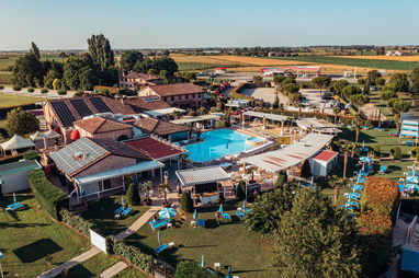Piscine in Vetroresina Interrate: Eleganza e Praticità per il Tuo Giardino